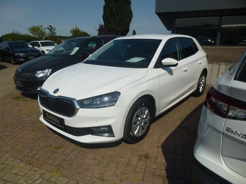 Weiß Gebraucht 2024 Skoda Fabia Selection Limousine | 21.490 € (Etwas zu teuer) - Bild 1/4