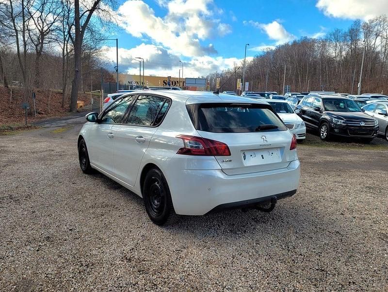 Gebraucht Peugeot 308 Active 125 PS (91 kW) 2015 Weiß Limousine