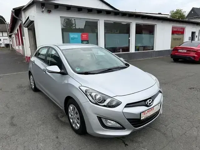 Gebraucht Hyundai i30 Classic 99 PS (72 kW) 2015 Silber Limousine