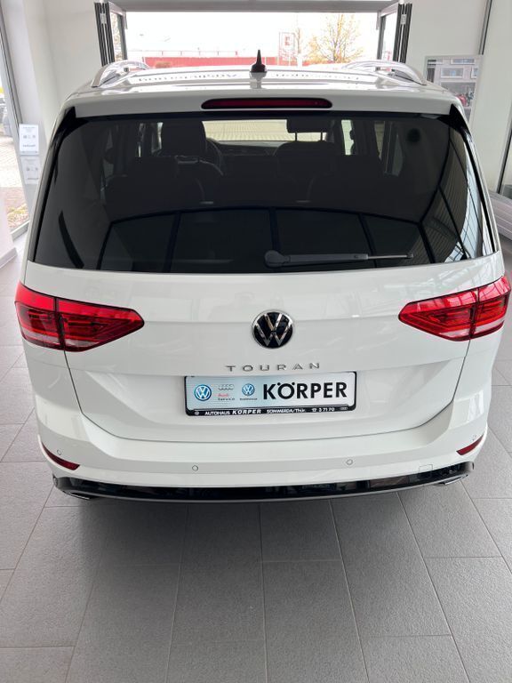 Gebraucht VW Touran Active 150 PS (110 kW) 2023 Weiß Van / Kleinbus