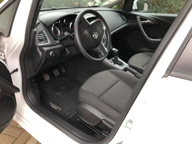 Gebraucht Opel Astra Selection 116 PS (85 kW) 2014 Weiß Limousine