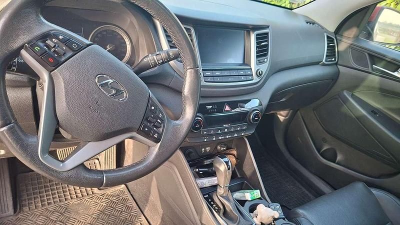 Gebraucht Hyundai Tucson 141 PS (103 kW) 2017 Rot SUV