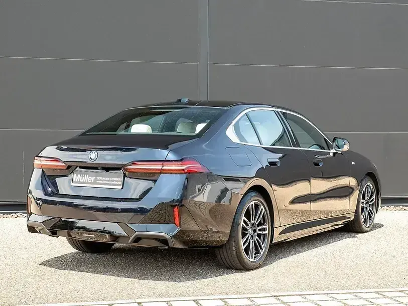 Gebraucht BMW 550e M Sport 489 PS (359 kW) 2024 Carbonschwarz Limousine