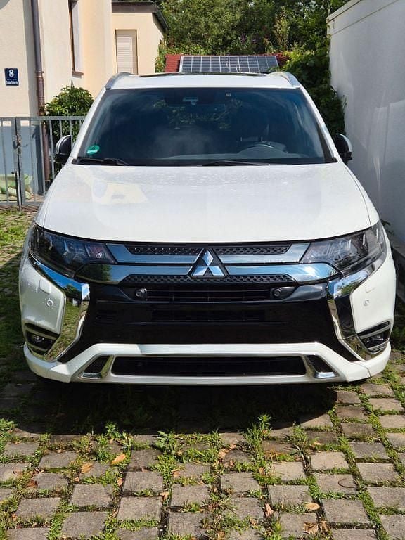 Weiß Gebraucht 2019 Mitsubishi Outlander P-HEV Top SUV | 23.000 € (Fairer Preis) - Bild 1/4