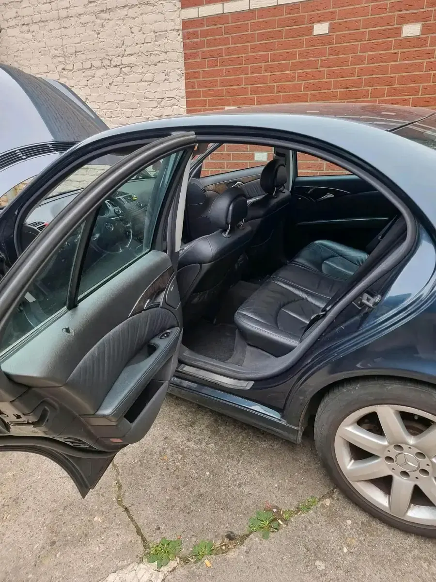 Gebraucht Mercedes E240 Avantgarde 177 PS (130 kW) 2002 Schwarz Limousine