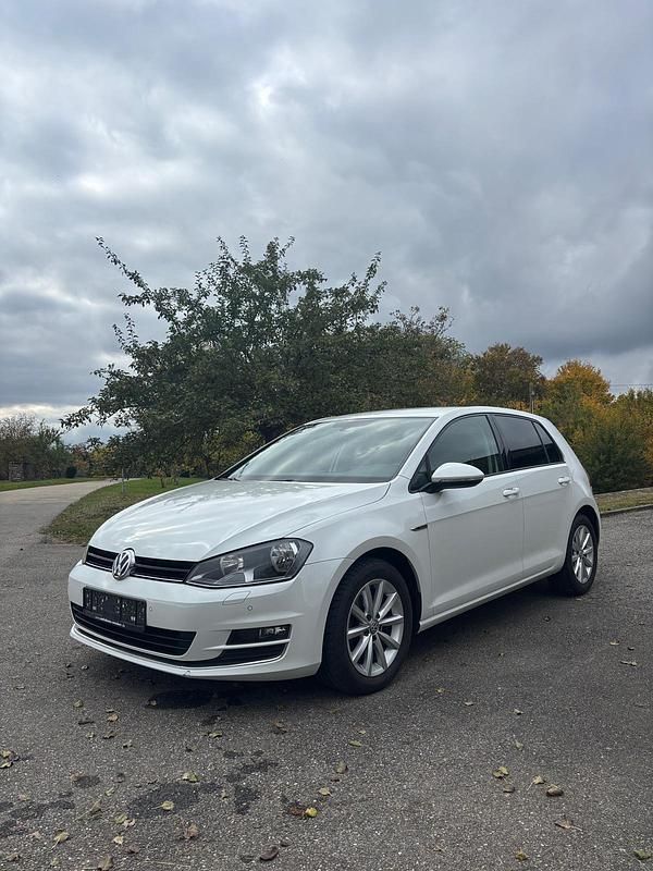 Weiß Gebraucht 2016 VW Golf VII LOUNGE Kleinwagen | 12.700 € (Guter Preis) - Bild 1/4