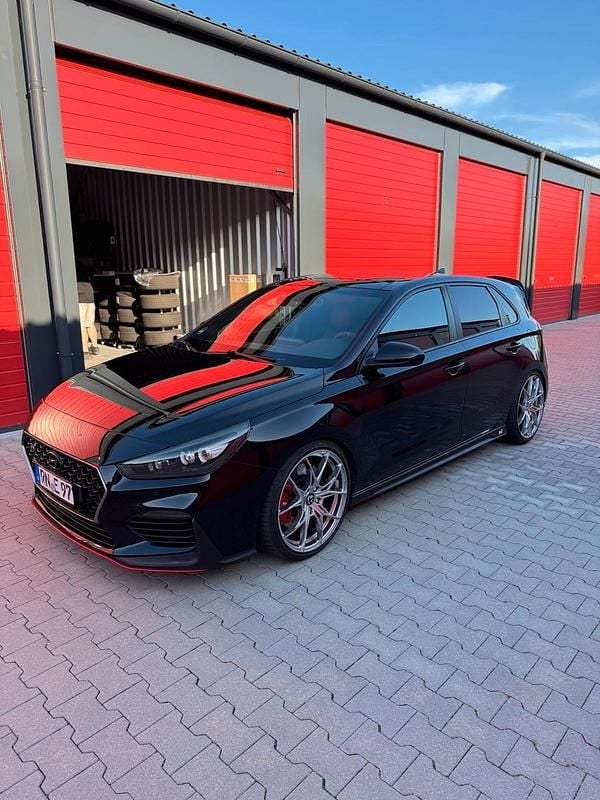 Schwarz Gebraucht 2017 Hyundai i30 Kleinwagen | 21.000 € (Fairer Preis) - Bild 1/4
