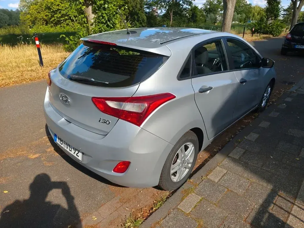 Gebraucht Hyundai i30 90 PS (66 kW) 2013 Silber Limousine