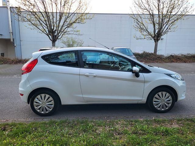 Gebraucht Ford Fiesta Trend 60 PS (44 kW) 2011 Weiß Kleinwagen