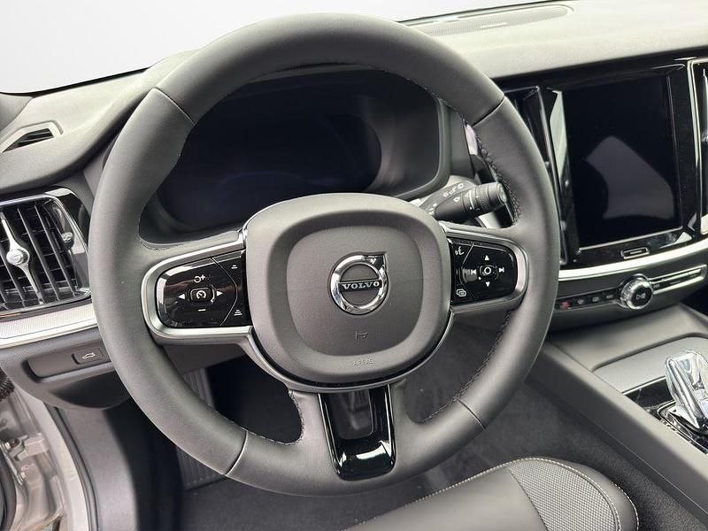 Gebraucht Volvo V60 Plus 197 PS (144 kW) 2025 Silverdawn Kombi