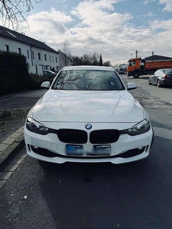 Gebraucht BMW 320 Sport Line 184 PS (135 kW) 2012 Weiß Limousine