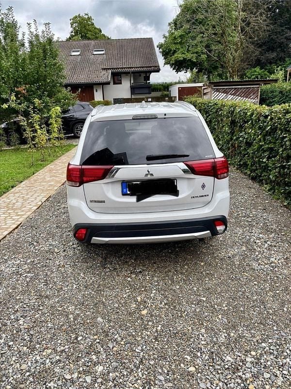 Weiß Gebraucht 2017 Mitsubishi Outlander Diamant Edition SUV | 16.100 € (Guter Preis) - Bild 1/4