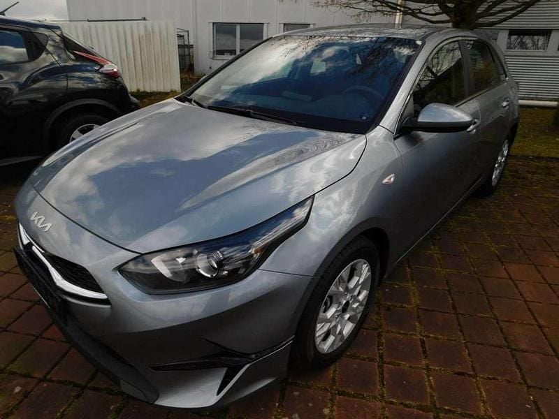 Lunarsilbermetallic Neu 2025 Kia Ceed Comfort Kleinwagen | 23.690 € (Etwas zu teuer) - Bild 1/4