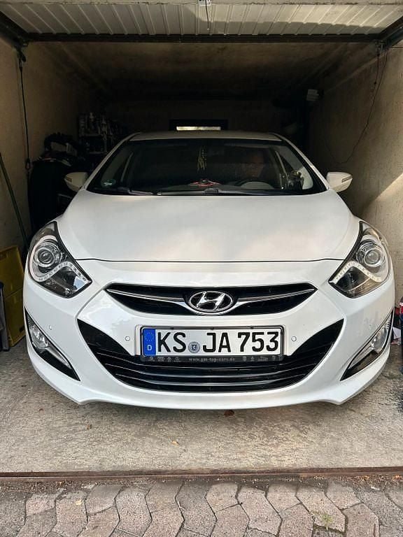 Weiß Gebraucht 2013 Hyundai i40 Comfort Limousine | 7.900 € (Fairer Preis) - Bild 1/4