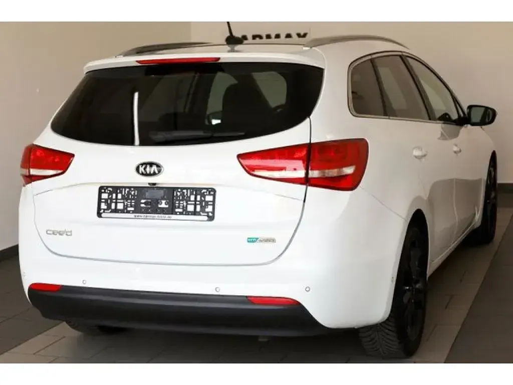 Gebraucht Kia Ceed Spirit 136 PS (100 kW) 2015 Deluxe white (metallic) Kleinwagen