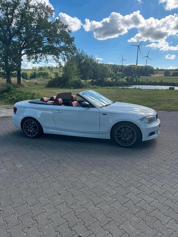 Weiß Gebraucht 2013 BMW 120 Cabriolet M Sport Cabrio | 9.200 € (Fairer Preis) - Bild 1/4