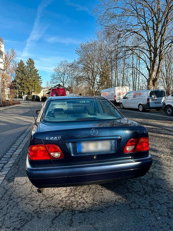 Gebraucht Mercedes E240 Elegance 170 PS (125 kW) 1999 Blau Limousine