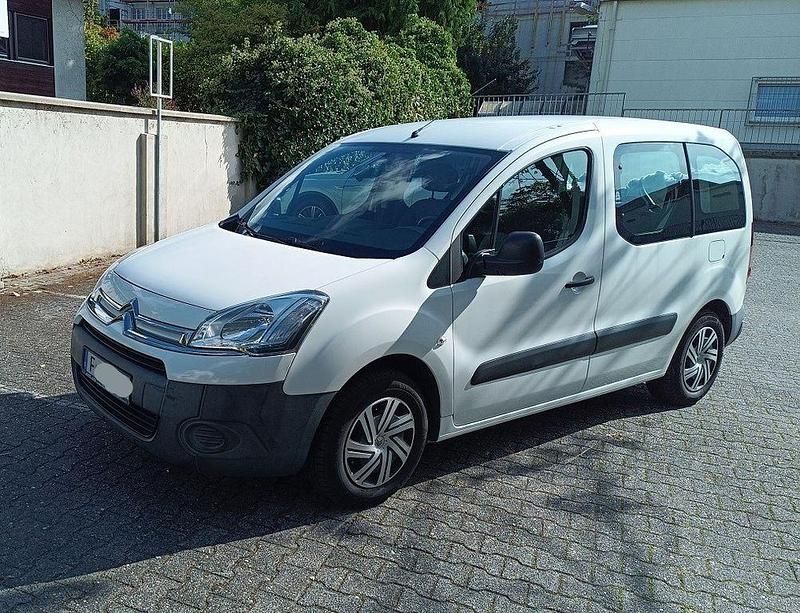 Weiß Gebraucht 2015 Citroën Berlingo Attraction Van / Kleinbus | 8.980 € (Fairer Preis) - Bild 1/4