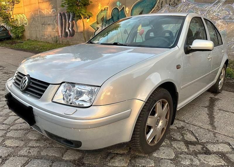 Second-hand VW Bora Comfortline 105 CP (77 kW) 2000 Argintiu Berlinǎ