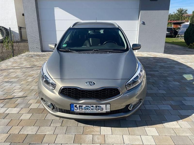 Gebraucht Kia Ceed Sportswagon 135 PS (99 kW) 2013 Beige Kombi
