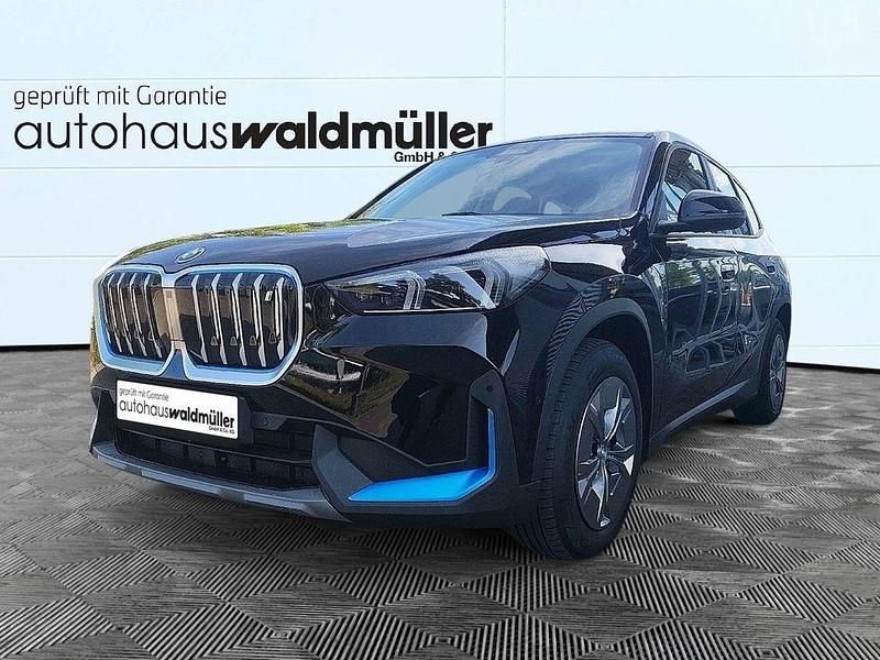 Schwarz Gebraucht 2023 BMW iX1 Performance SUV | 41.901 € (Teuer) - Bild 1/4