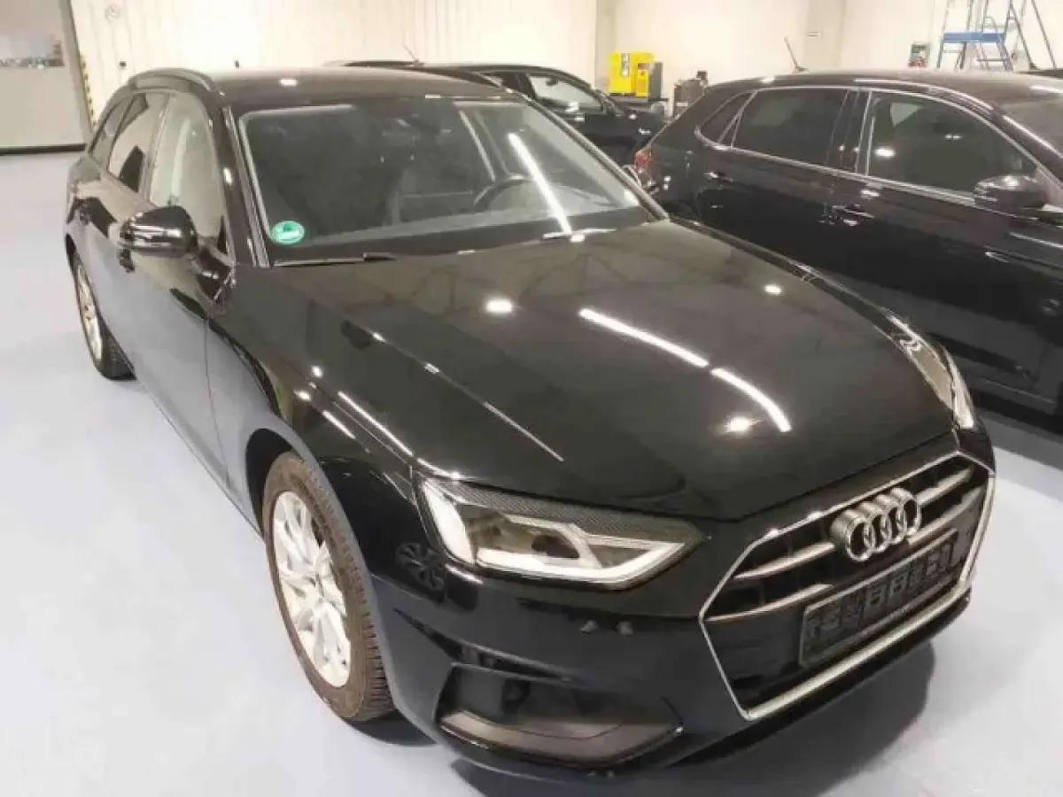 Gebraucht Audi A4 Basis 150 PS (110 kW) 2022 Mythosschwarz metallic Kombi