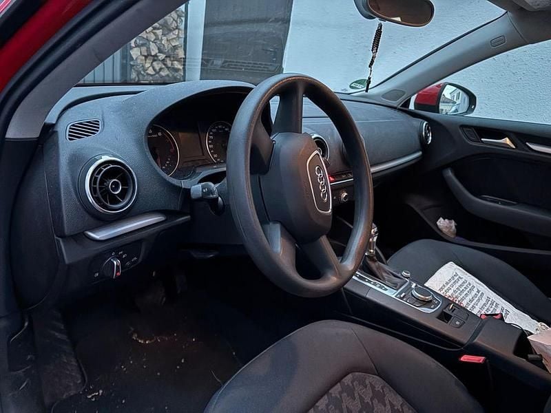 Gebraucht Audi A3 Attraction 105 PS (77 kW) 2013 Rot Limousine
