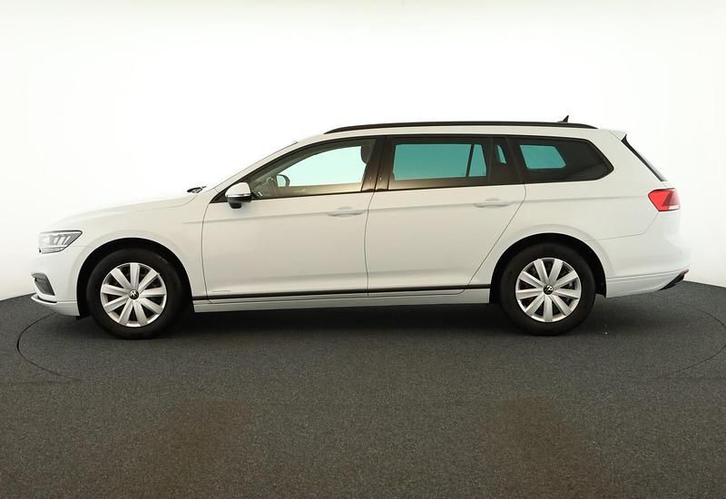 Gebraucht VW Passat 122 PS (89 kW) 2023 Gletscherweiss metallic Kombi