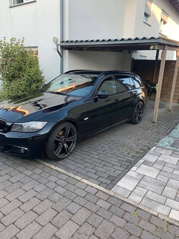 Schwarz Gebraucht 2011 BMW 320 M Sport Kombi | 4.444 € (Superpreis) - Bild 1/4