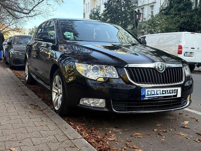 Schwarz Gebraucht 2012 Skoda Superb LAURIN & KLEMENT Limousine | 10.700 € (Fairer Preis) - Bild 1/4