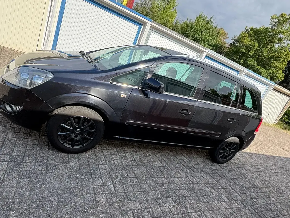 Gebraucht Opel Zafira Innovation 116 PS (85 kW) 2011 Schwarz Van / Kleinbus