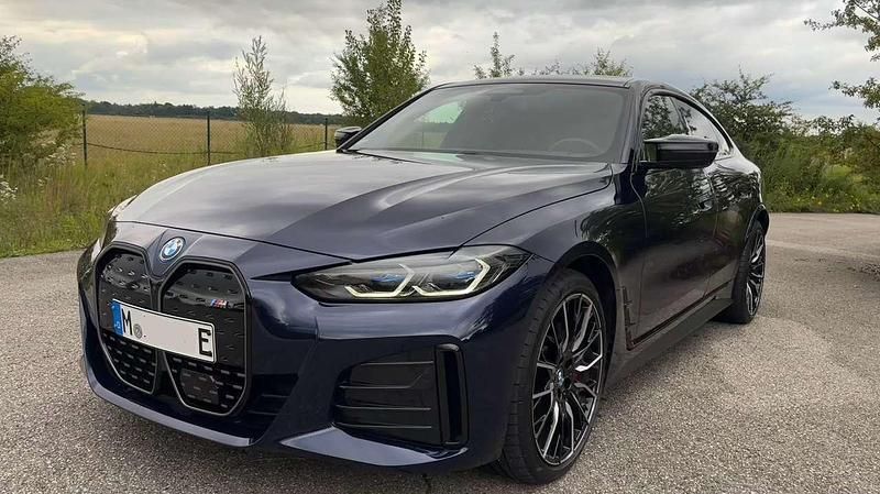 Blau Gebraucht 2024 BMW i4 Shadowline Limousine | 52.900 € (Fairer Preis) - Bild 1/4