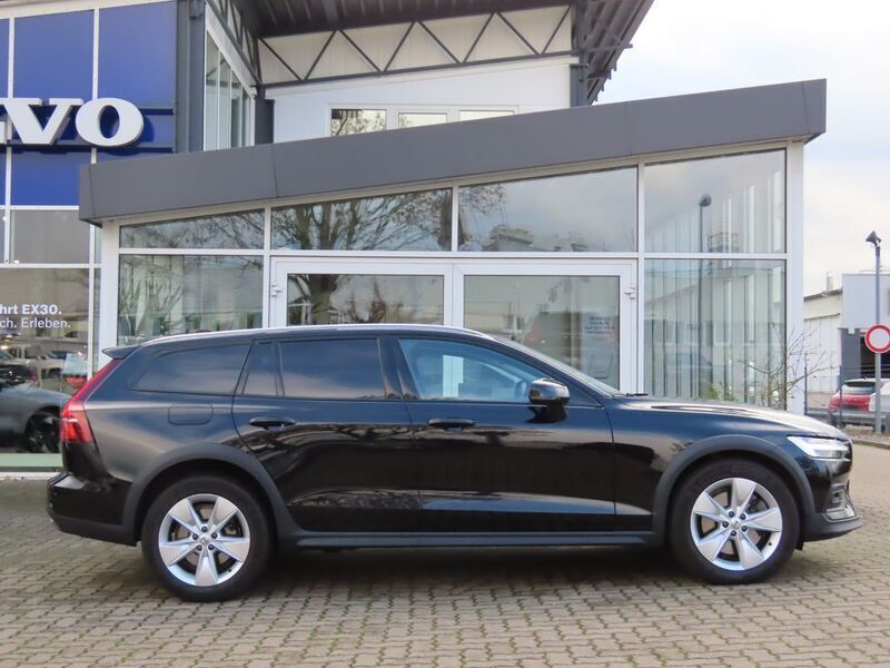 Gebraucht Volvo V60 CC Ultimate 250 PS (183 kW) 2022 Onyx black / metallic Kombi