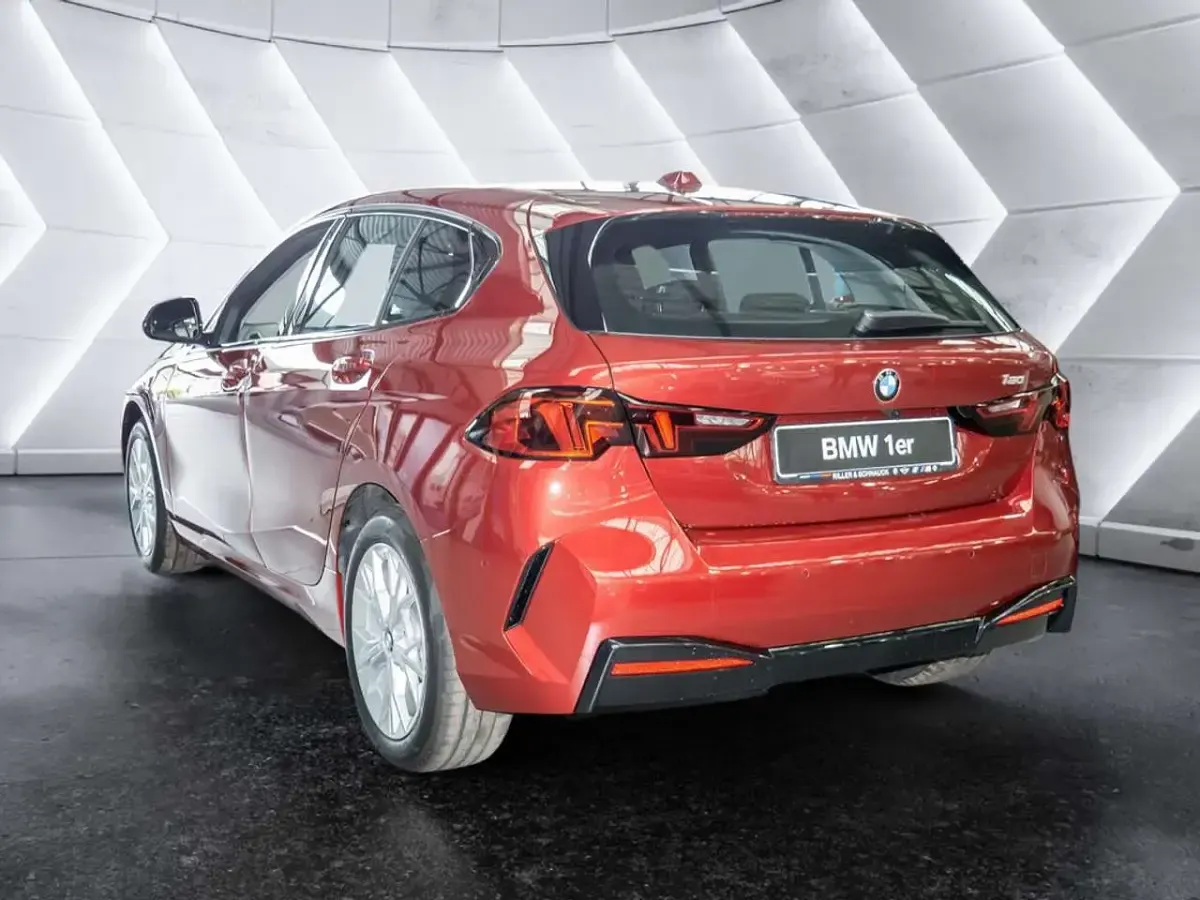 Neu BMW 120 170 PS (125 kW) 2026 Dragon fire red Kleinwagen