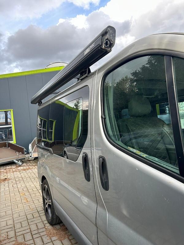 Gebraucht Opel Vivaro 114 PS (83 kW) 2010 Silber Van / Kleinbus