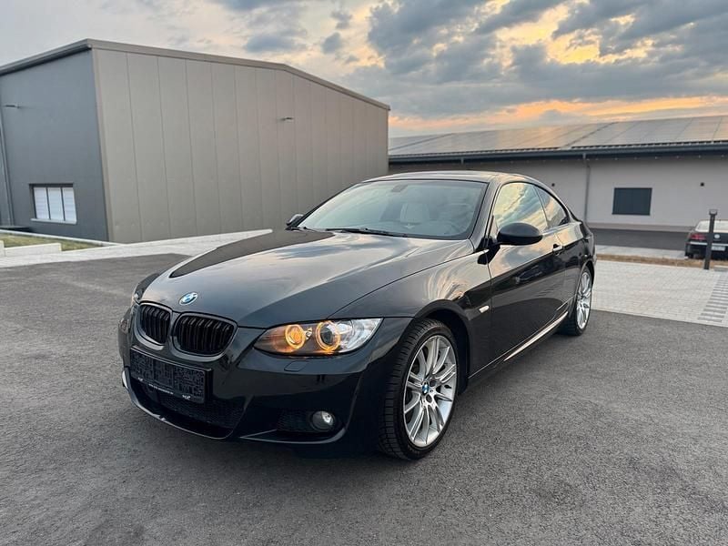 Schwarz Gebraucht 2009 BMW 330 M Sport Coupé | 10.990 € (Fairer Preis) - Bild 1/4