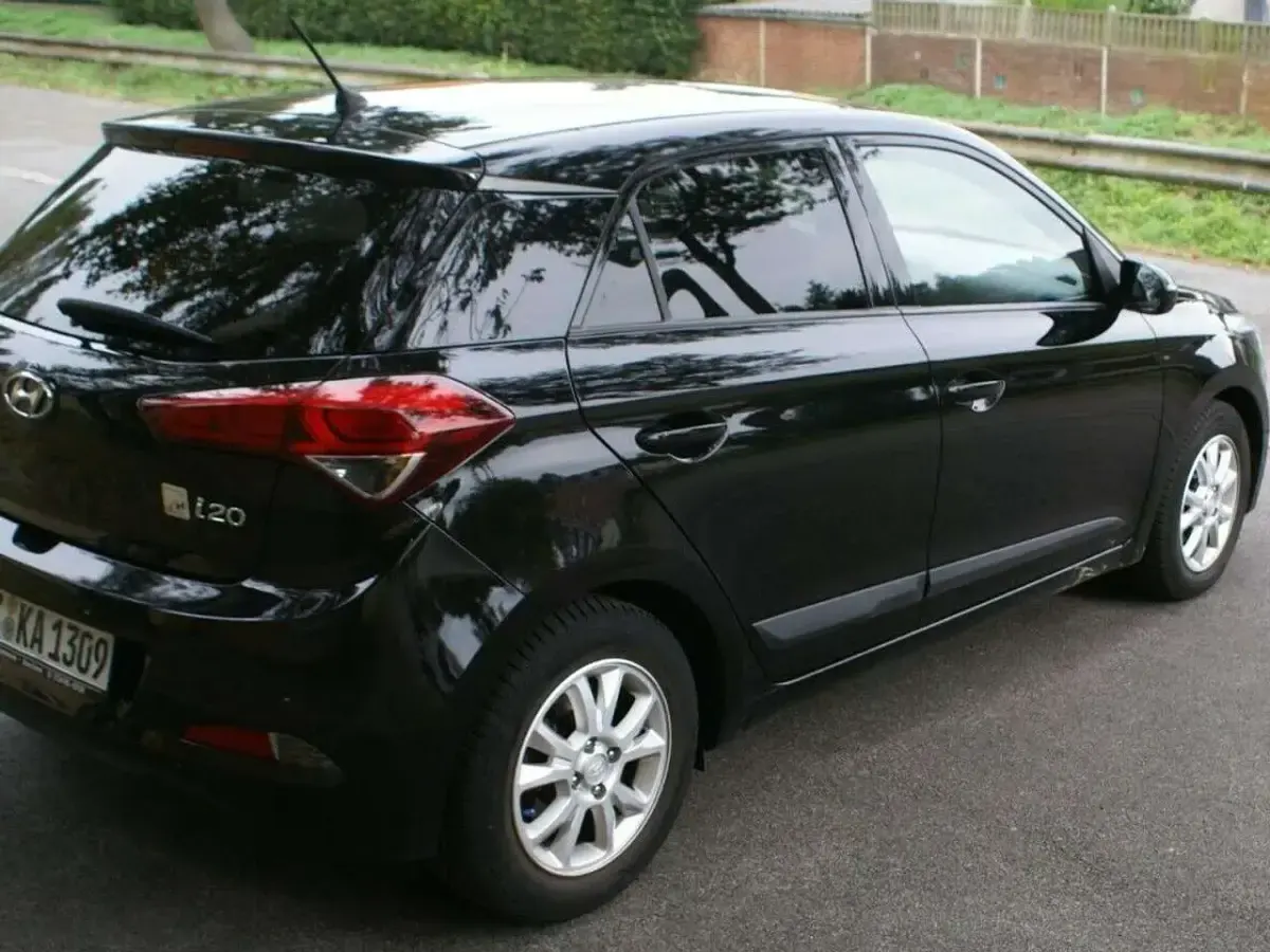 Gebraucht Hyundai i20 Trend 84 PS (61 kW) 2016 Schwarz Kleinwagen