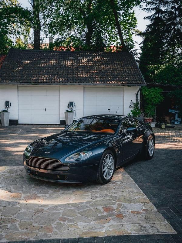 Blau Gebraucht 2007 Aston Martin V8 Vantage Coupé | 52.900 € (Fairer Preis) - Bild 1/4