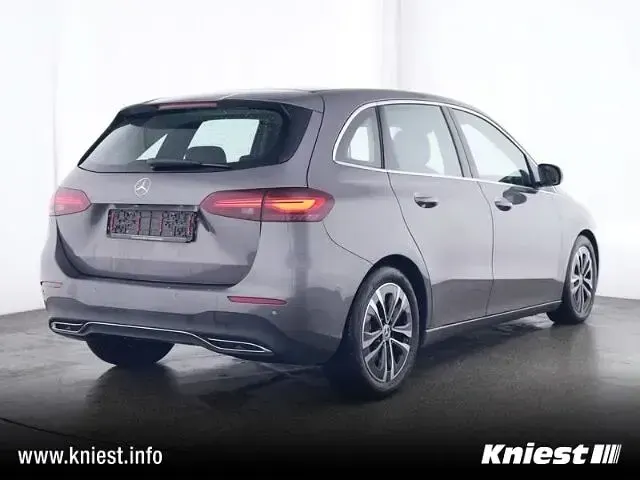 Gebraucht Mercedes B200 Advanced 177 PS (130 kW) 2023 Grau Kleinwagen