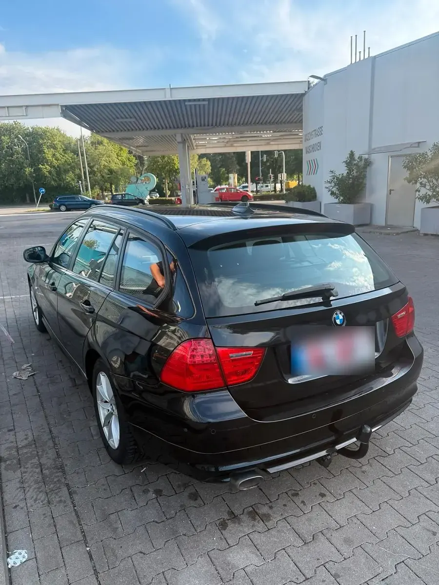 Gebraucht BMW 320 184 PS (135 kW) 2011 Schwarz Kombi