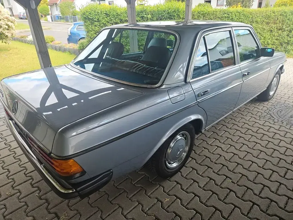 Gebraucht Mercedes E230 136 PS (100 kW) 1981 Blau Limousine