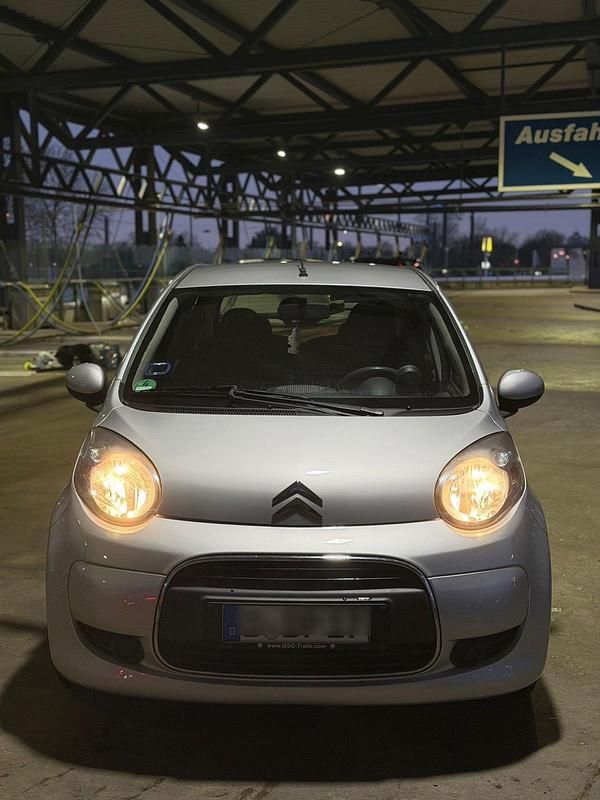 Silber Gebraucht 2011 Citroën C1 Kleinwagen | 3.700 € (Fairer Preis) - Bild 1/4
