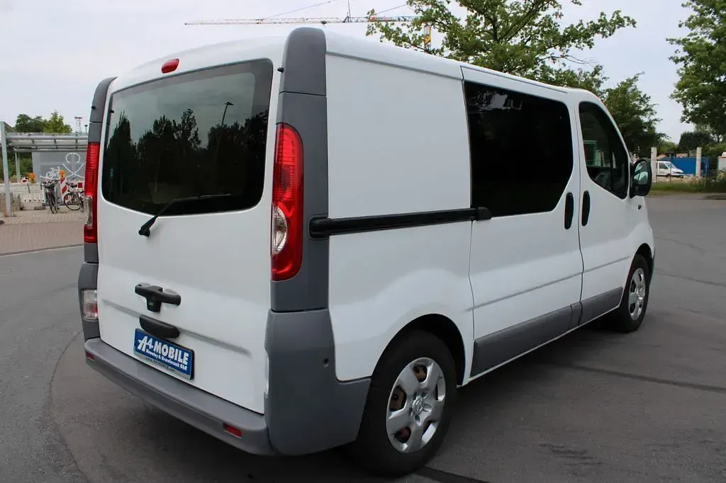 Gebraucht Opel Vivaro 114 PS (83 kW) 2011 Casablanca/arctic/eis weiss Van / Kleinbus