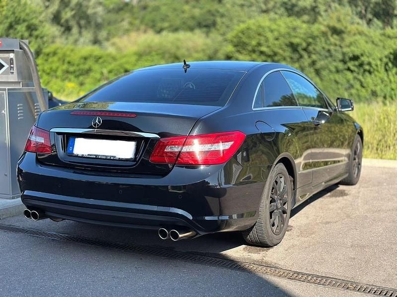 Gebraucht Mercedes E200 184 PS (135 kW) 2012 Schwarz Coupé