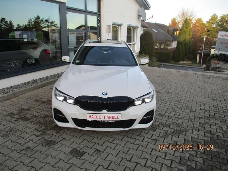 Alpinweiss iii Gebraucht 2020 BMW 330 M Sport Kombi | 26.700 € (Superpreis) - Bild 1/4
