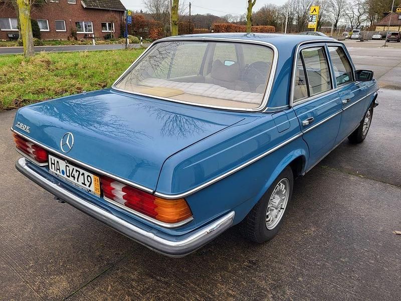 Gebraucht Mercedes E280 185 PS (136 kW) 1978 Blau Limousine