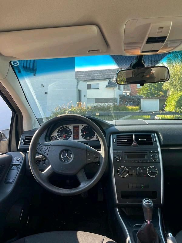 Schwarz Gebraucht 2010 Mercedes B180 Van / Kleinbus | 4.550 € (Guter Preis) - Bild 1/4