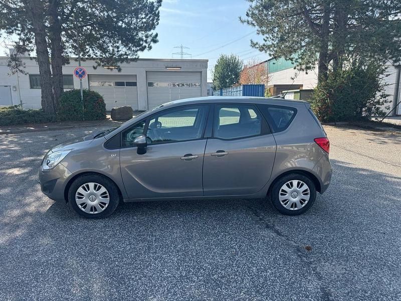 Grau Gebraucht 2012 Opel Meriva Selection Van / Kleinbus | 2.599 € (Guter Preis) - Bild 1/4