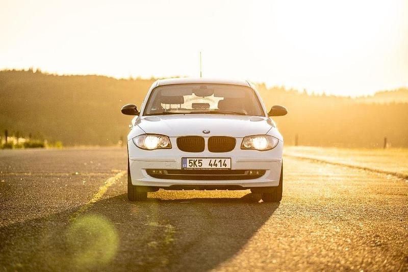 Weiß Gebraucht 2007 BMW 130 Sport Line Kleinwagen | 6.900 € (Superpreis) - Bild 1/4