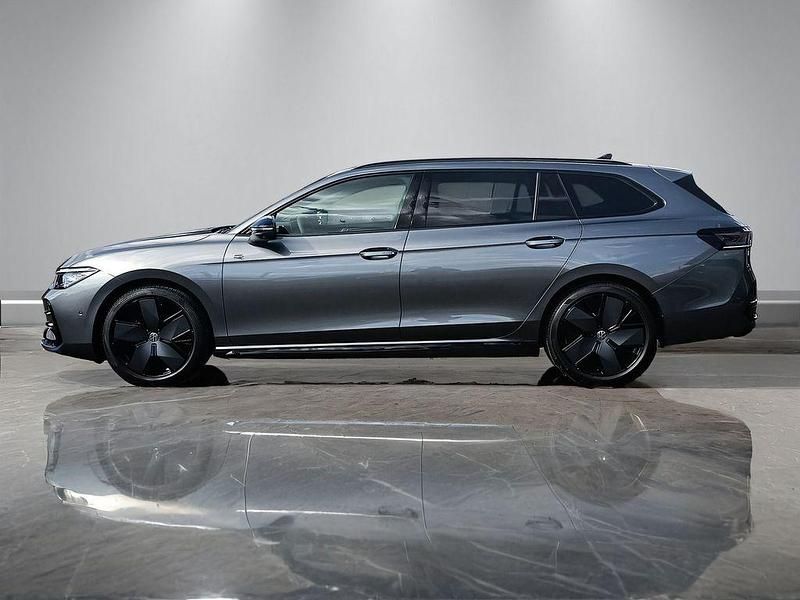 Neu VW Passat R-line 150 PS (110 kW) 2026 Diabasgrau metallic / grenadil Kombi
